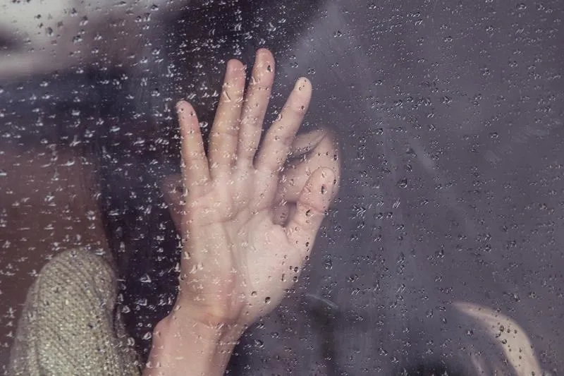 Jakie emocje może wyrażać deszcz w wierszu?