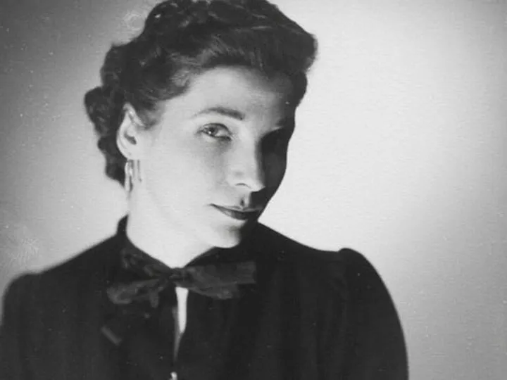 Jesień w poezji Ewy Szelburg-Zarembiny – piękno słów w kolorowych liściach