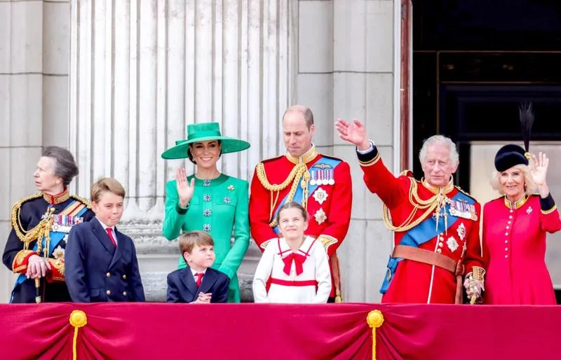 Magiczny świat monarchii brytyjskiej: najciekawsze książki, które musisz znać