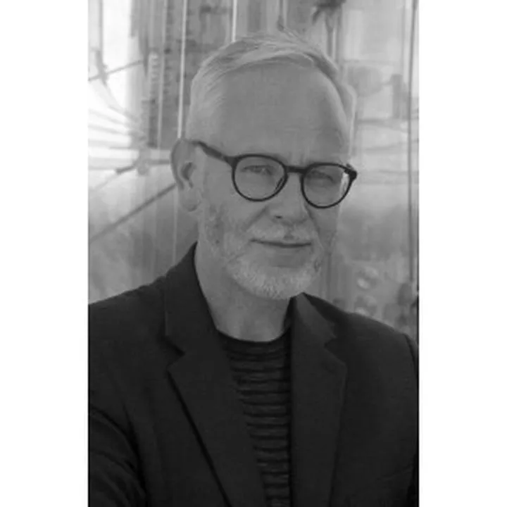 Odkryj magię wierszy Dariusza Sośnickiego – poetycka podróż do wnętrza emocji